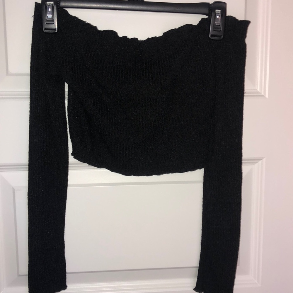 Black crop long sleeves with fun texture!🖤